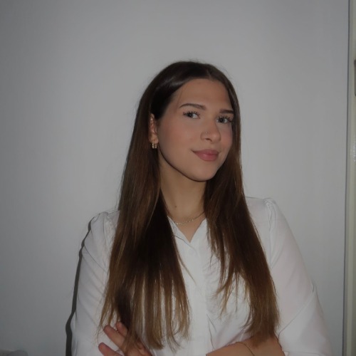 Frau Tiona Bajraktaraj